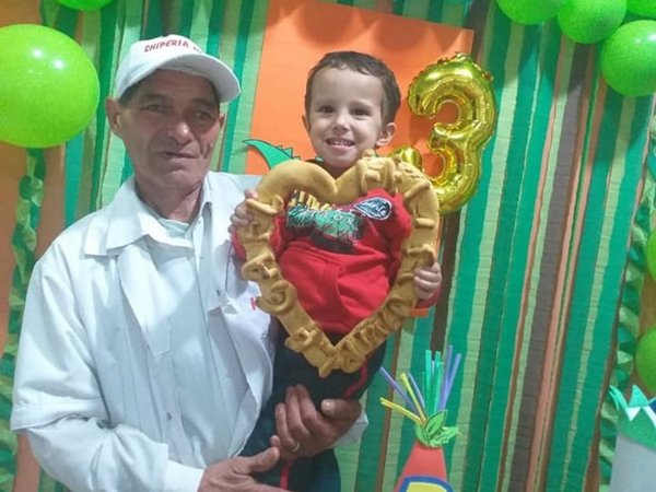 Vendedor regaló una chipa gigante a su amiguito por su cumple