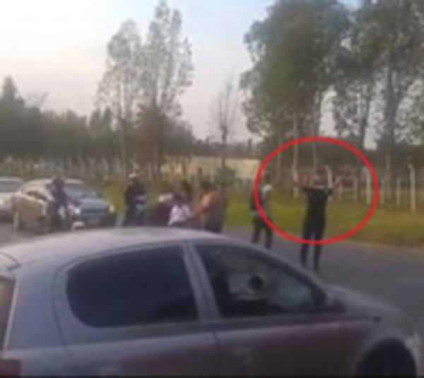 Directora de escuela se convierte en agente de tránsito - Paraguay.com