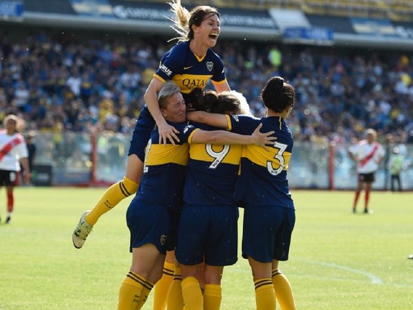 Boca golea a River en el primer superclásico femenino profesional