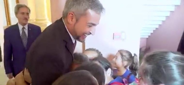 HOY / Video de Abdo Benitez en modo proselitista con niños:  'palos' a asesores de imagen