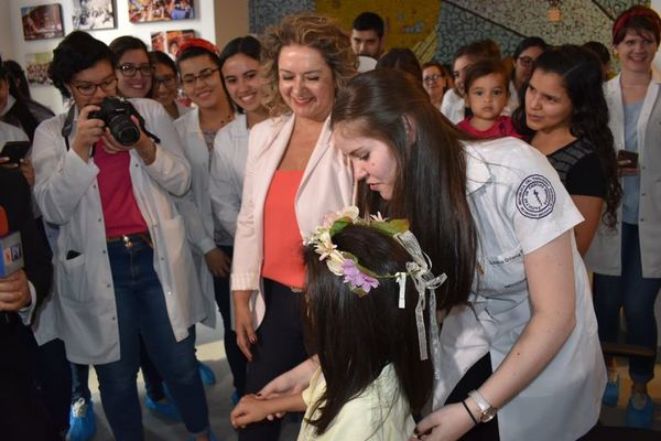 Estudiantes de Medicina devuelven la ilusión a niños con cáncer - Nacionales - ABC Color