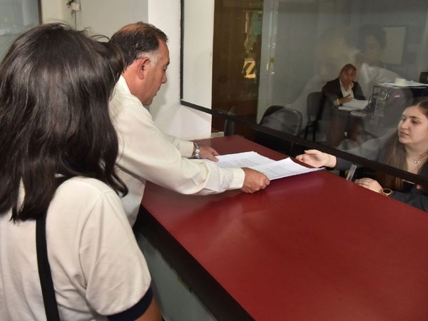 Por mala gestión, padres denuncian a Petta en Fiscalía y exigen castigo