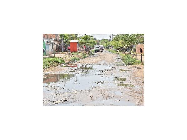 Acceso al Bañado Sur, minado de baches y hundido en cloaca