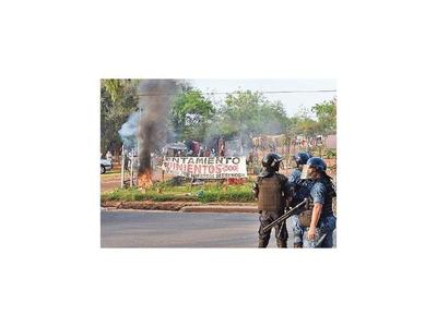 En medio de un gran despliegue policial desalojaron  a 300 familias en Luque