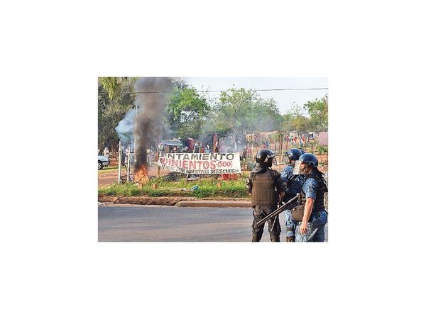 En medio de un gran despliegue policial desalojaron a 300 familias en Luque