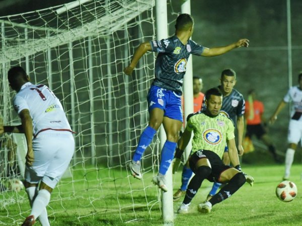 Hubo escasez de gol y de público
