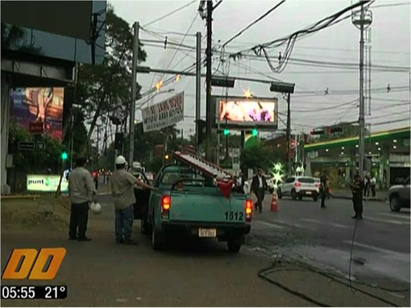 Controlan incendio de cables del tendido eléctrico en avenida Mariscal López
