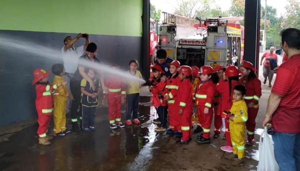 Pequeños conocen labores bomberiles