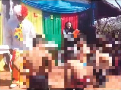 Payaso hizo que alumnos se bajaran los pantalones