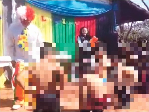 Payaso hizo que alumnos se bajaran los pantalones