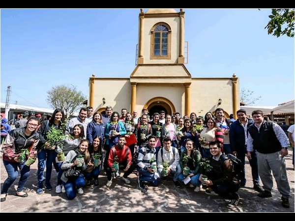 Como acción de retorno social, becarios reforestan espacios públicos en sus comunidades