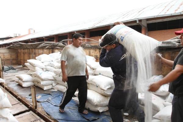 Aduanas incautó 22 toneladas de azúcar de contrabando en Caapucú | .::Agencia IP::.
