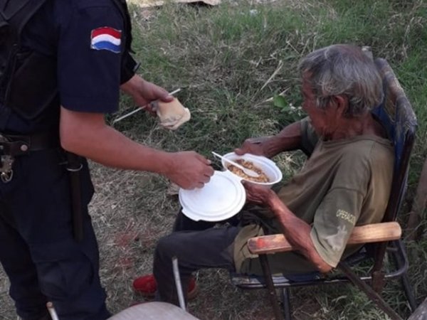 Policía dio su comida a abuelito, en desalojo