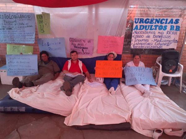 Cuatro trabajadores de Clínicas iniciaron una huelga de hambre - Nacionales - ABC Color