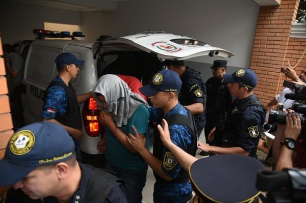 OPERACIÓN DIGNIDAD: TRASLADAN A POLICÍAS DETENIDOS HASTA LA FISCALÍA