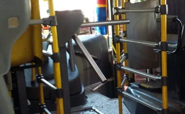 HOY / Tras muerte de joven en bus de la Línea 2, reflota polémica por presencia de molinetes en buses