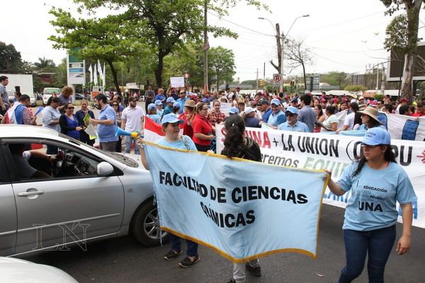 Docentes y funcionarios de la UNA bloquean Mariscal López