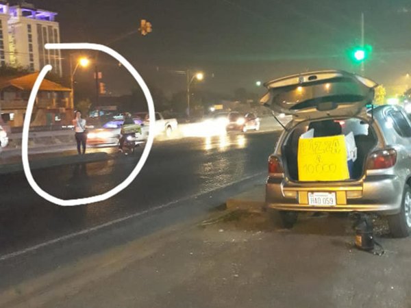 Vende pizza en los semáforos para sacar adelante a su hijo