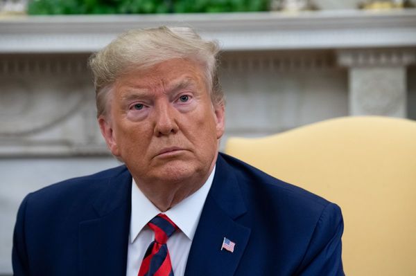 Amenazado de destitución, Trump dice ser acosado