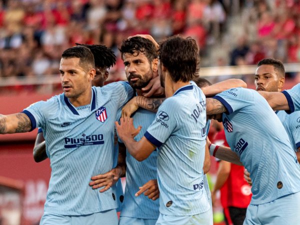 El Atlético gana en Mallorca y llega encendido al derby