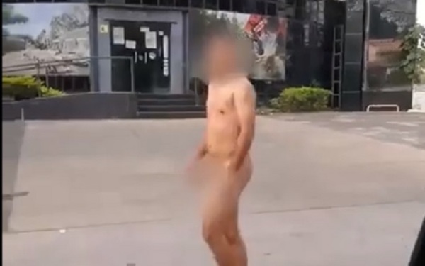 Policía entrega a familiares a corredor nudista