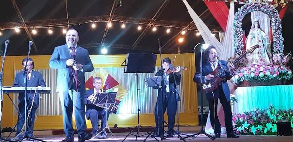 Orquesta Típica de Luque deleita a aregüeños en fiesta patronal •
