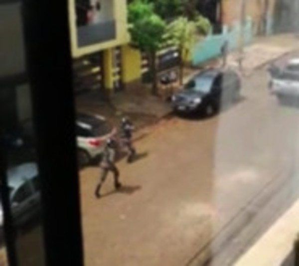 Robo, balacera, toma de rehén y abatido en el Este - Paraguay.com
