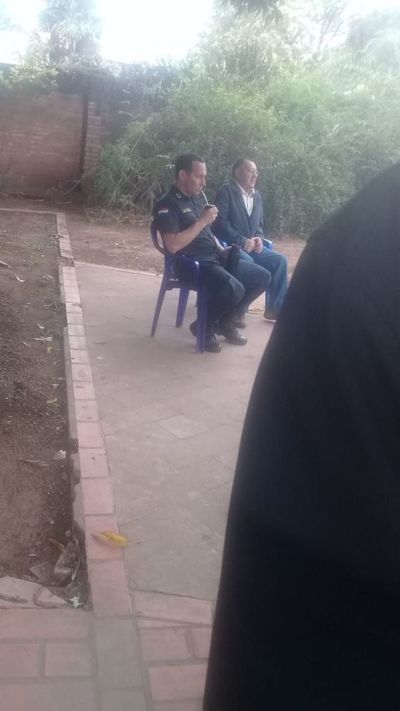 Comisionan a un policía a la Casona para impedir el ingreso de secretario y de un profesor - Nacionales - ABC Color