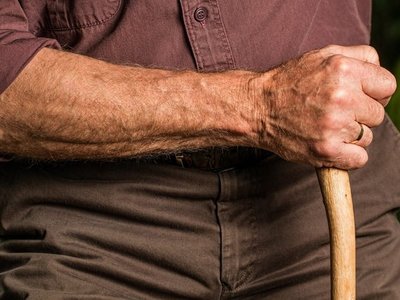 Denuncian abandono de un anciano que padece una enfermedad terminal