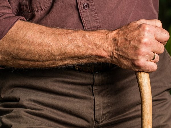 Denuncian abandono de un anciano que padece una enfermedad terminal