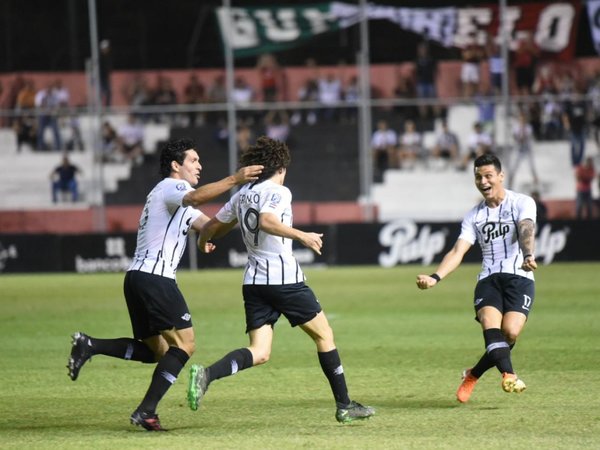 Libertad festeja en casa y mete presión a Olimpia