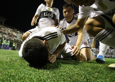 Con sendos golazos, Olimpia venció a Sol y sigue puntero