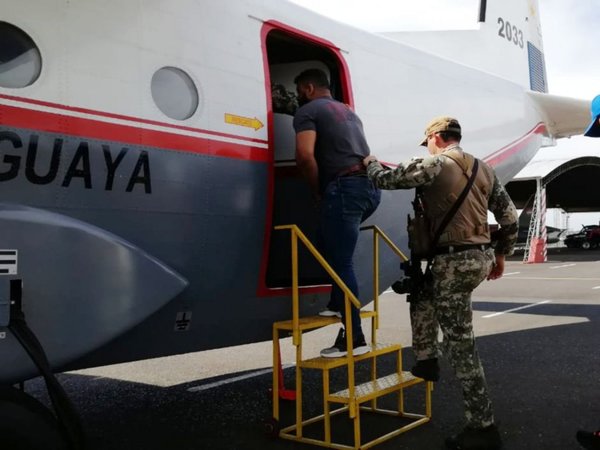 Por compartir meme de Mario Abdo, arrestan a sargento de aviación