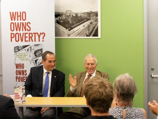 Martín Burt presentó libro ¿Quién es el dueño de la pobreza? en EEUU