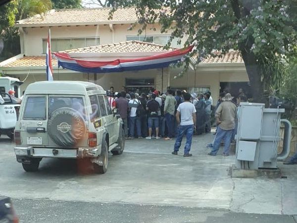 Trabajadores de Acepar se manifiestan frente a la Procuraduría General de la República  - Periodísticamente - ABC Color