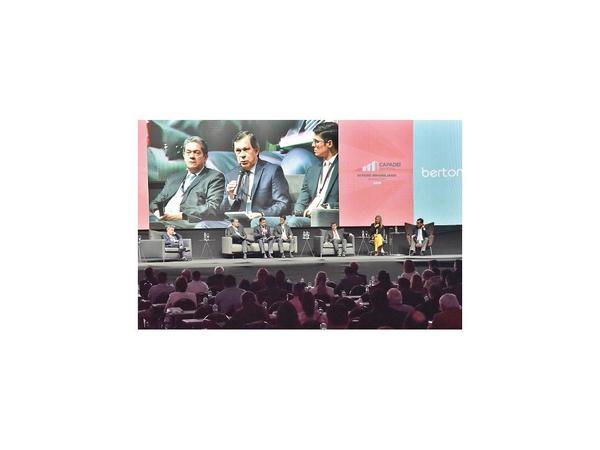 Foro de Capadei insiste con más créditos para viviendas