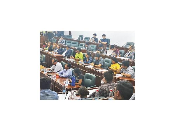 Debaten sobre déficits existentes en las escuelas y universidades