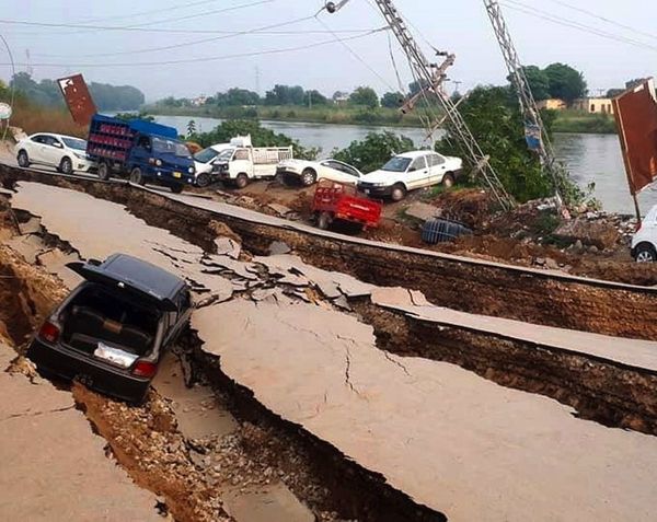 Carrera contrarreloj en busca de sobrevivientes del sismo en Pakistán