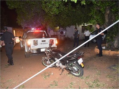Motociclista atropella a un transeúnte, hay tres heridos