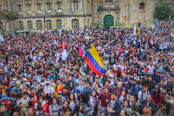 Protesta de estudiantes deja 6 heridos en Bogotá, Colombia » Ñanduti
