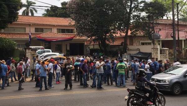 HOY / Empleados de Acepar llegaron hasta Asunción para exigir al Gobierno reactivar la fábrica