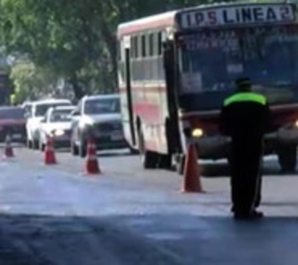 Alertan sobre aceite esparcido sobre la avenida Eusebio Ayala - Paraguay.com