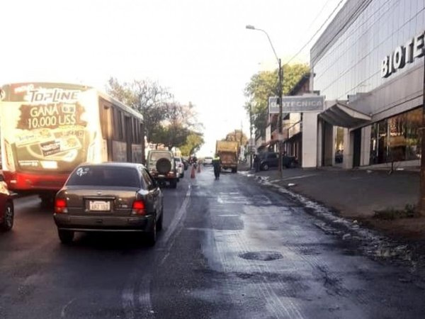 Motociclistas caen por derrame de aceite de un camión