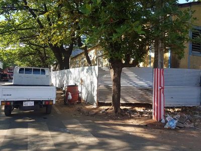 Vereda sigue sin que pueda usar el peatón | San Lorenzo Py