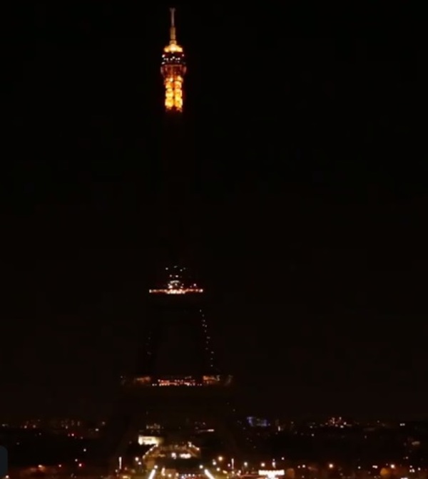 La torre Eiffel a oscuras, en homenaje a Chirac