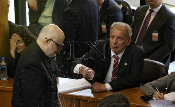 HOY / Carnaval en el Senado: Calé se tomó revancha y derramó agua a Payo Cubas