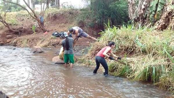 Jóvenes siguen con limpieza de cauce hídrico