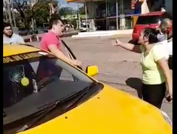 HOY / Taxistas rodean a conductora de Uber e impiden que lleve a pasajera que pidió servicio