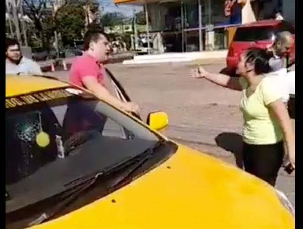 HOY / Taxistas rodean a conductora  de Uber e impiden que lleve  a pasajera que pidió servicio