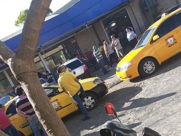 Taxistas acorralan a una conductora de Uber y MUV en Asunción - Nacionales - ABC Color
